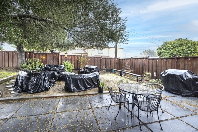 Building Photo - 3440 Oak Knoll Blvd