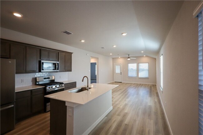 Building Photo - 910 Kickapoo Ln