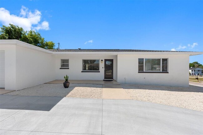 Building Photo - 11572 63rd Ave N