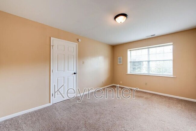 Building Photo - 5928 Rolling Ridge Dr