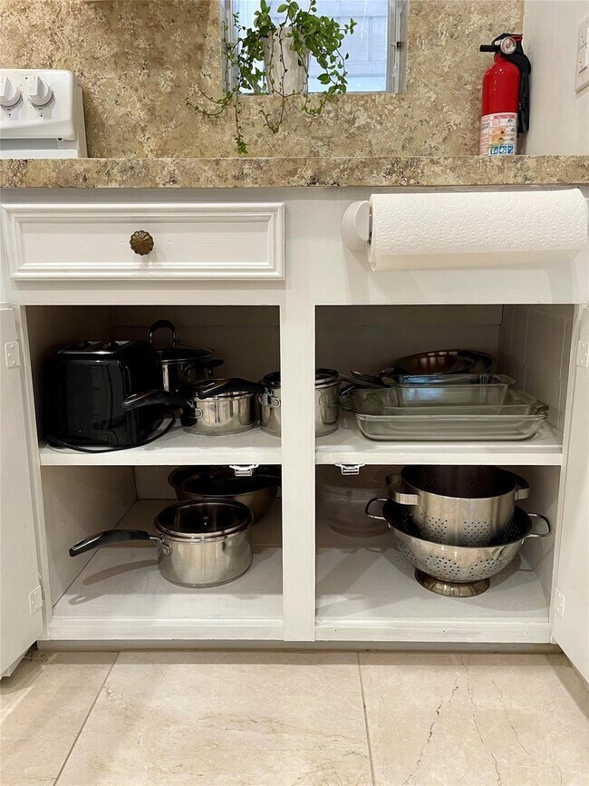 Building Photo - 1880 Saxony Ln