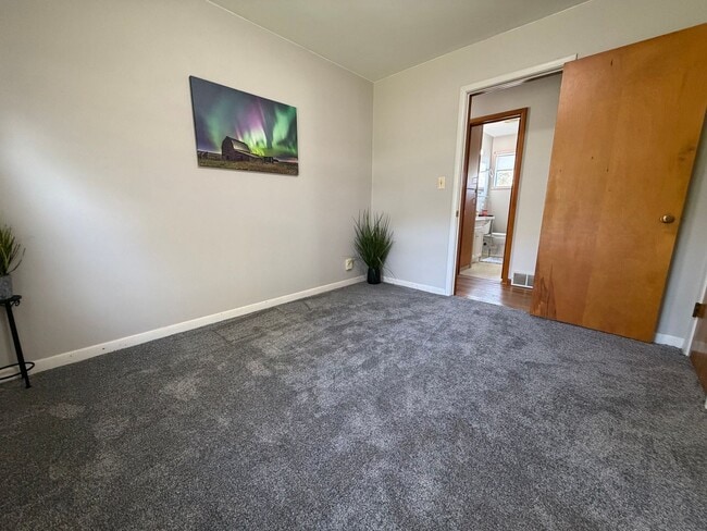Building Photo - 3bed, 1bath home for rent in quiet Waterlo...