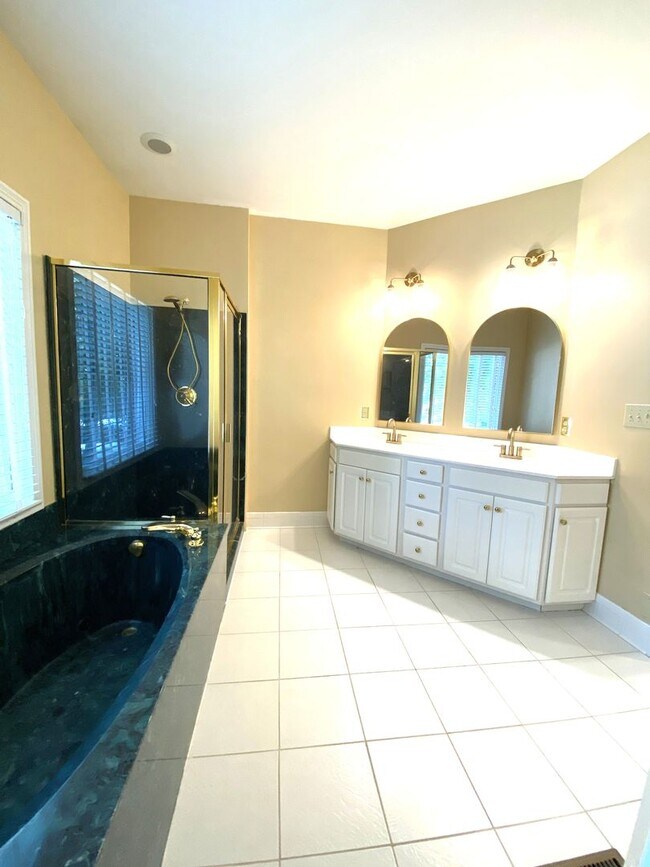 Building Photo - 4224 Evergreen Dr