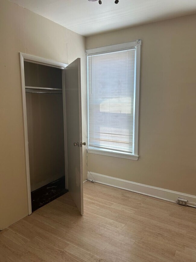 Building Photo - Germantown 2BR w/porch and yard