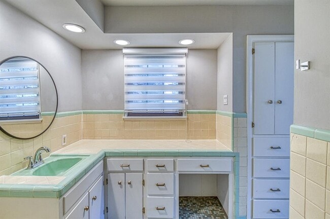 Building Photo - 1221 Cruce St