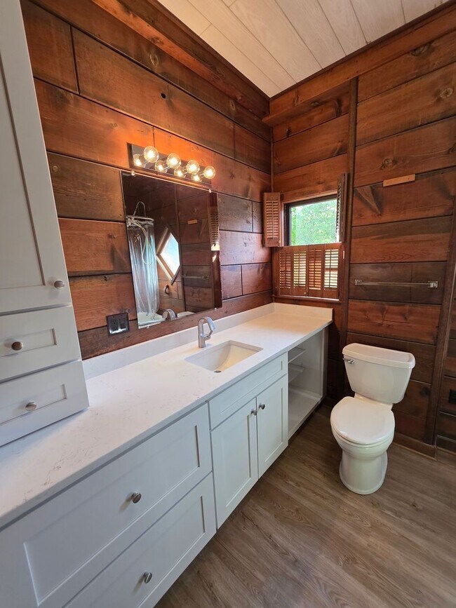 Building Photo - Charming Murray Hill Home with Modern Upda...