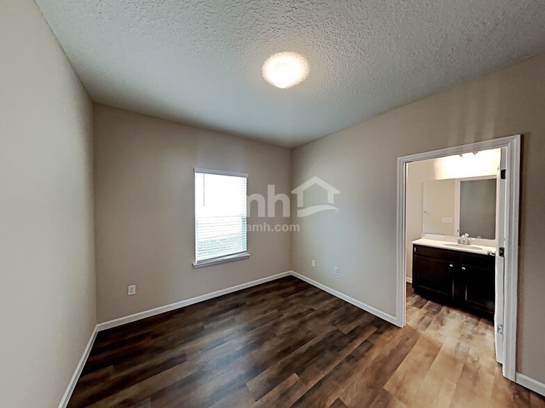 Building Photo - 244 Hemlock Pt