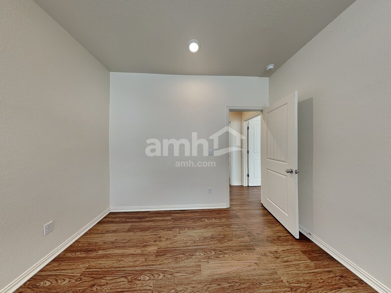 Building Photo - 2741 Meadowood Heights