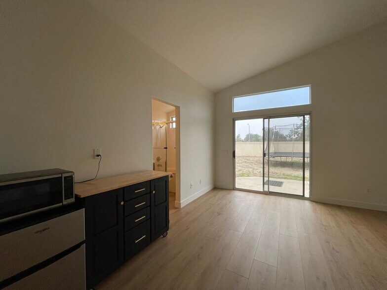 High ceilings, new flooring - 4466 San Joaquin St