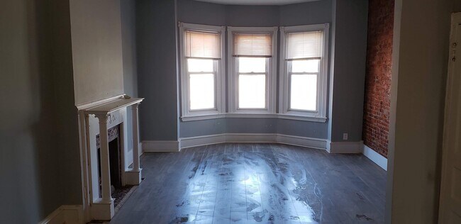 Building Photo - Beautiful 2 Bedroom Apartment
