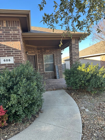 Building Photo - 608 Poncho Ln