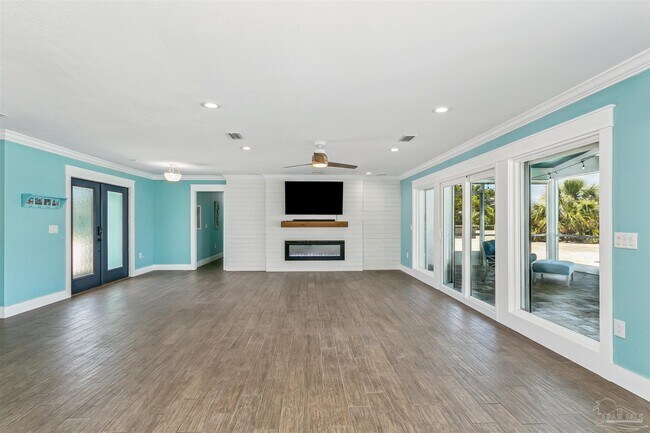 Building Photo - 231 Sabine Dr