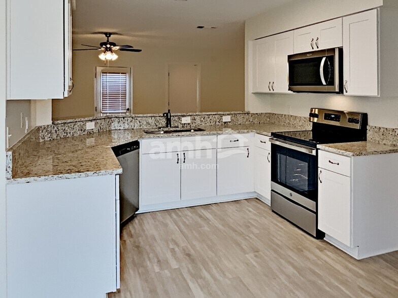 Building Photo - 1694 Ashwood Cir
