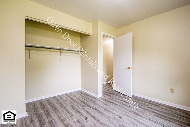 Building Photo - New Home in Kendallville now ready for rent!!