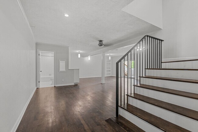 Building Photo - Tarrytown STUNNER!!!