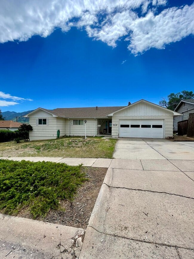 Building Photo - Furnished 3 bedroom/2bath close to Garden of the Gods