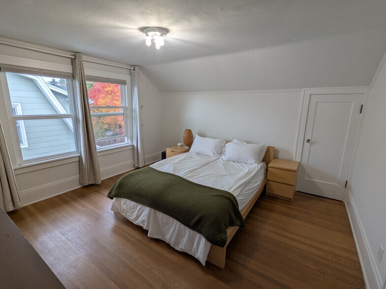 Building Photo - 1974 SE 24th Ave