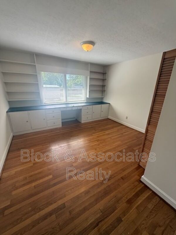 Building Photo - 1723 Brook Dr