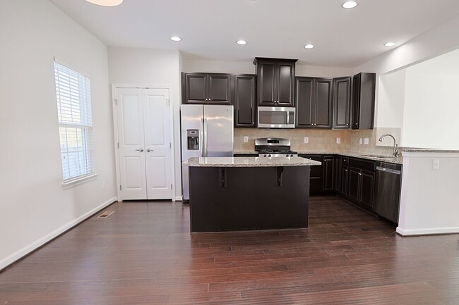 Building Photo - Move-in ready Townhome in Wenworth Green C...