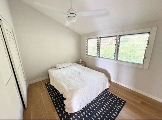 Building Photo - 3 Bedroom, 2 Bathroom Townhouse with a Lak...