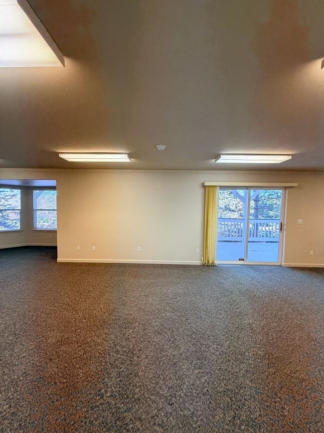 Building Photo - Beautiful Lakefront Home in the Vineyard! 55+ community