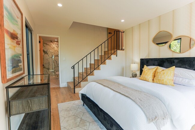 Building Photo - 30+ Day Fully Stylishly furnished & Tastef...