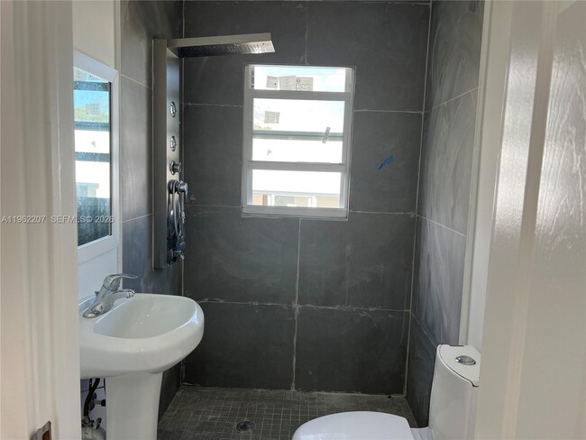 Building Photo - 1015 S 17th Ave