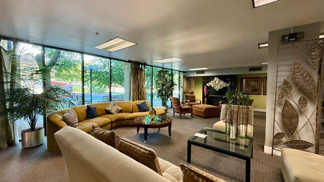 Building Photo - Beautiful Apartment on E Kiowa- all utilities included!!