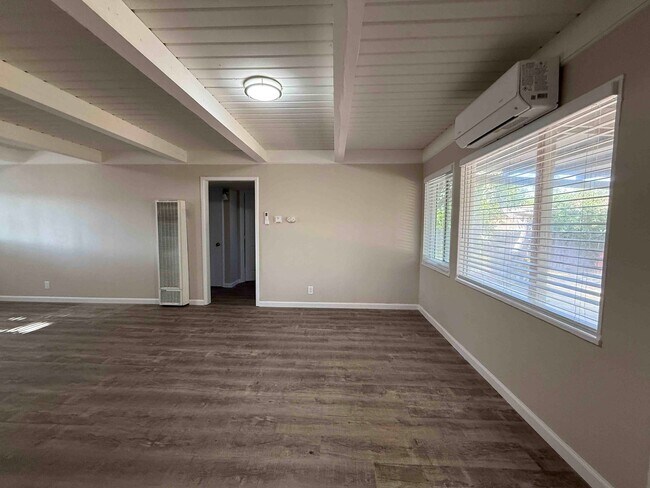 Building Photo - 3 Bed Home