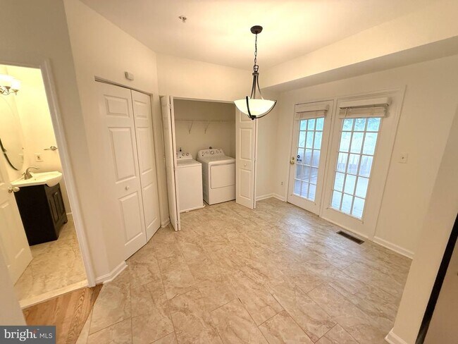 Building Photo - 5506 Whitley Park Terrace