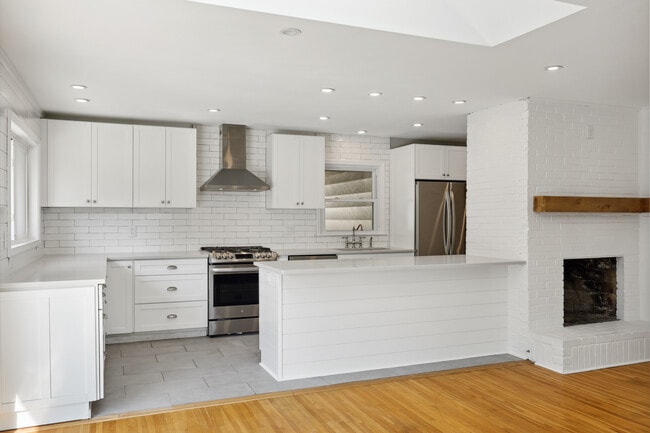 Building Photo - 10003 Crestridge Dr
