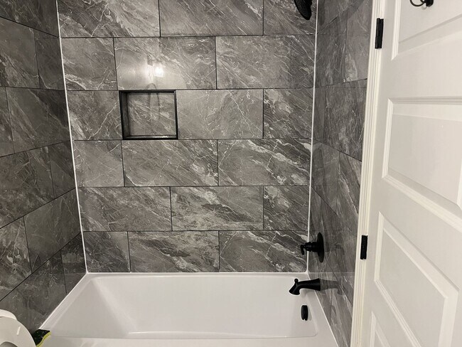 Building Photo - 606 E 23rd St