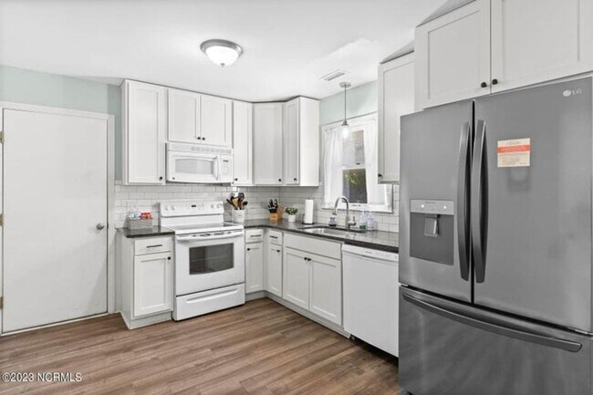Building Photo - Fully Furnished Single Family Home - Long ...