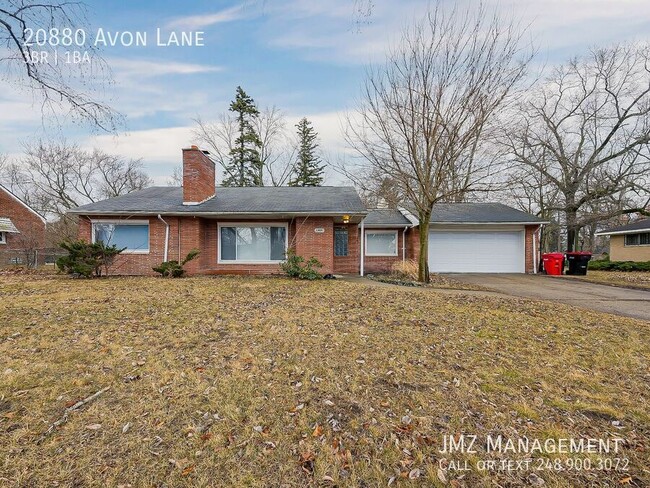 Building Photo - Welcome to this charming single-family ran...