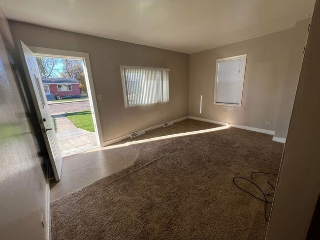 Building Photo - Charming 3 Bedroom Home with Garage