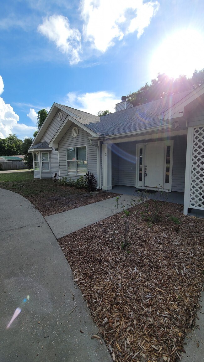 Building Photo - 747 Spring Lake Dr