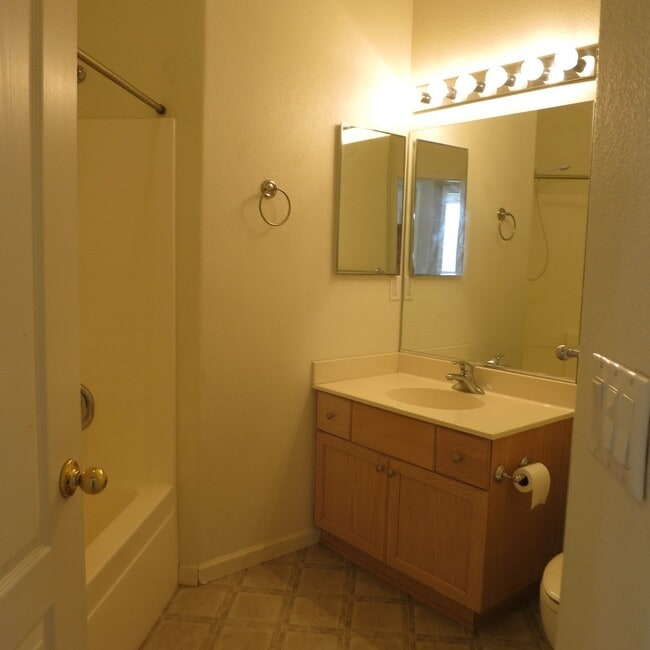 Building Photo - Cozy 3 bedroom