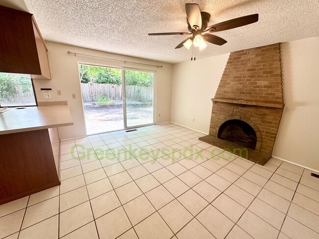 Building Photo - Gorgeous 4 Bedroom 2 Bath with Fully Fence...