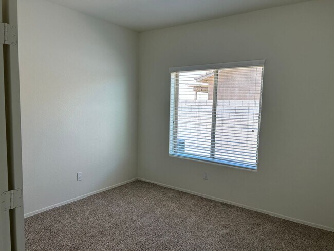 Building Photo - SAGUARO POOL HOME!