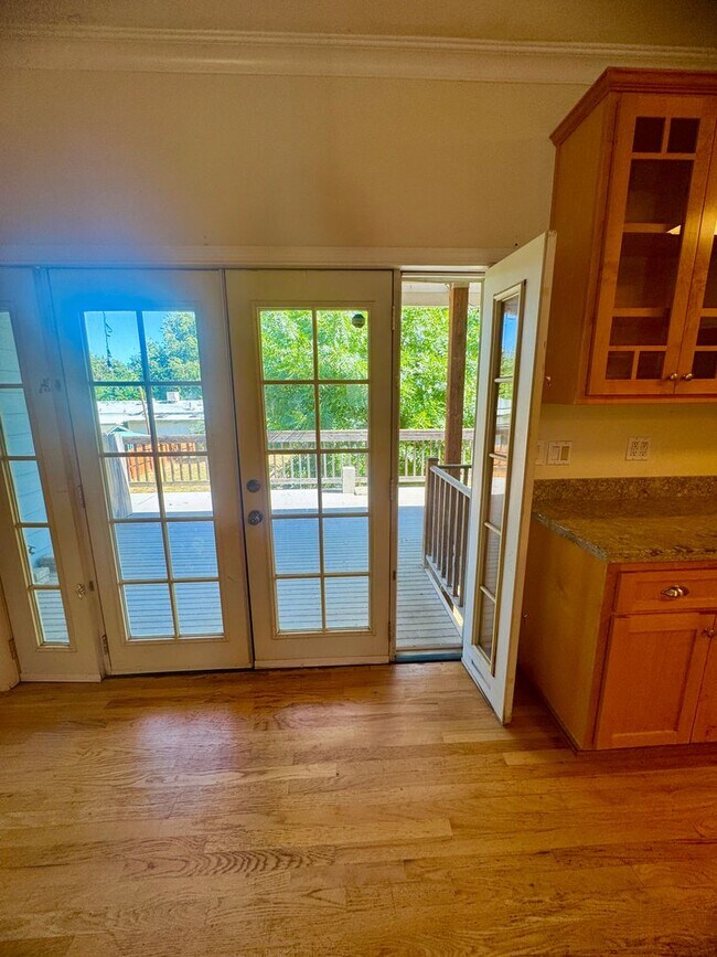 Building Photo - Charming 3-Bedroom, 2-Bath Home in a Pictu...