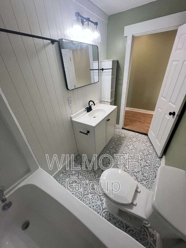 Building Photo - 2530 N Temple Ave