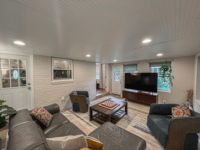 Building Photo - Sunny and Bright 4 Bedroom 3 Bath 2 Level ...