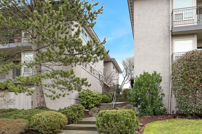 Building Photo - North Beacon Hill 1 Bedroom Apartment for Rent | Beacon Hill Light Rail Access, Balcony, Hardwood...