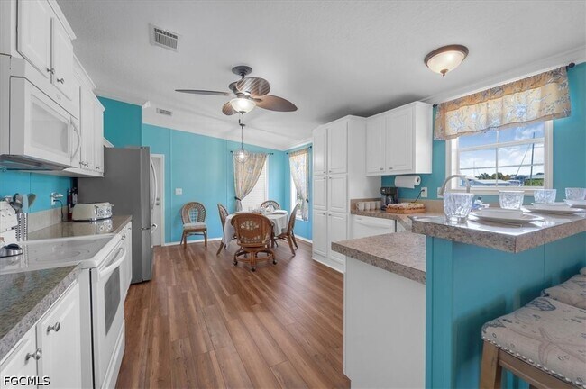 Building Photo - 701 Coral Dr