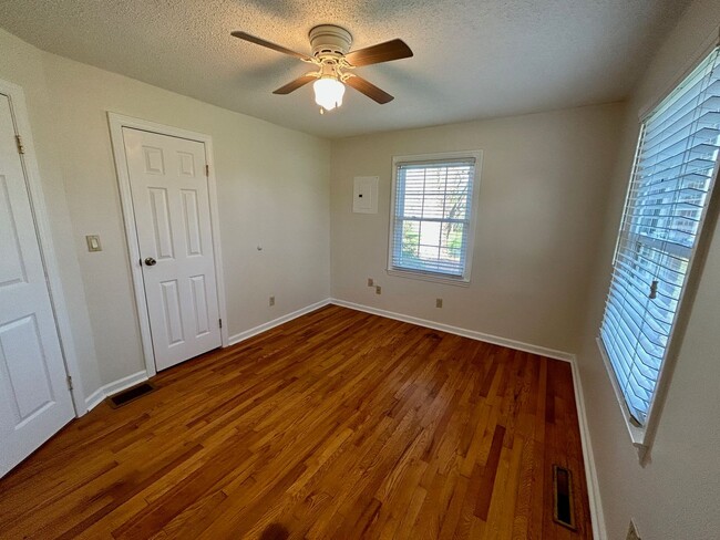 Building Photo - Weaverville - Clean and Tidy! Home Office,...