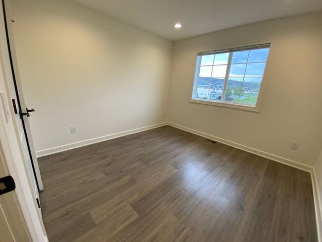 Building Photo - 3 Bedroom End Unit