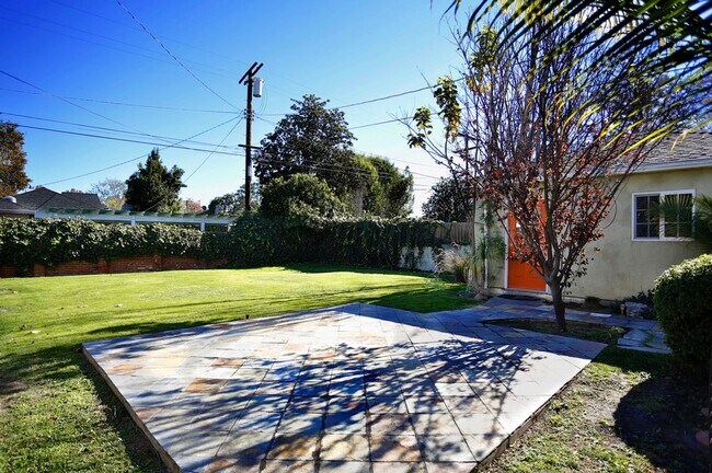 Building Photo - Beautiful North Hollywood 3 Bedroom, 2 Bath Single Family Home  *** Non-Smoking***