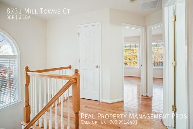 Building Photo - Bright & Spacious End-Unit Townhome – Perf...