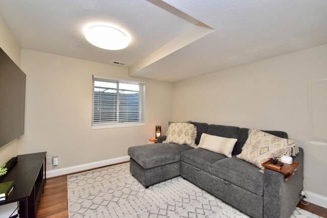 Building Photo - Spacious 4 Bed Murray Home with Huge Private Yard!