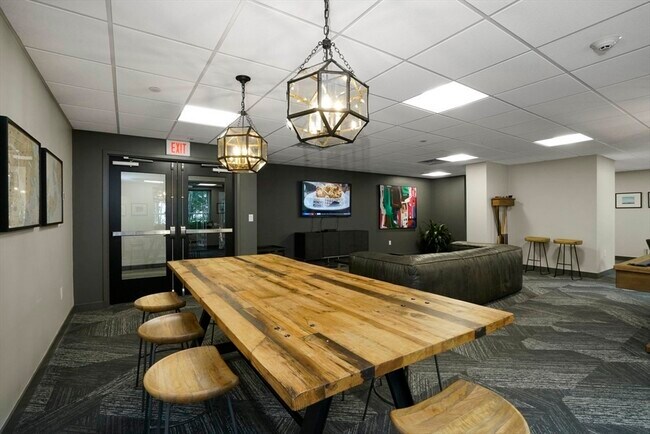 Building Photo - 999 Hancock St